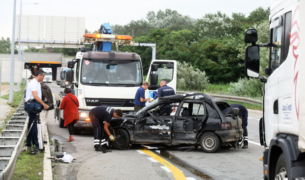 Удес на Остружничком мосту, погинуо мушкарац (ФОТО)